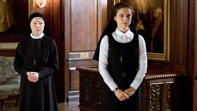 Im Bild: Megan steht vor einer schweren Entscheidung und sucht Rat bei Schwester Grace (v.li.: Renate Schroeter, Henriette Richter-Röhl).