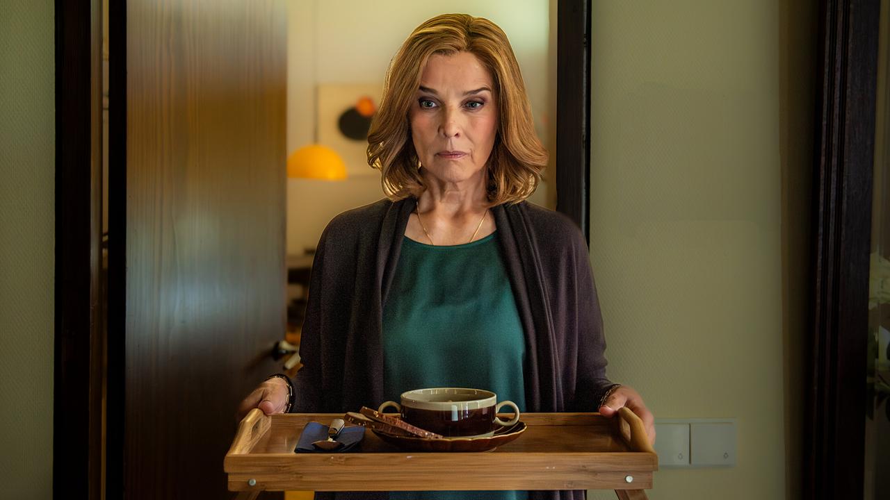 © ORF/ZDF/Susanne Bernhard Karola hat sich im Haus des Witwers Wolfgang eingenistet und versorgt ihn scheinbar fürsorglich.