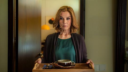 Karola hat sich im Haus des Witwers Wolfgang eingenistet und versorgt ihn scheinbar fürsorglich.