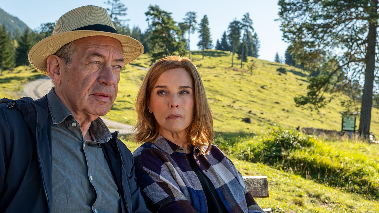 © ORF/ZDF/Susanne Bernhard Der vermögende Witwer Wolfgang lernt im Urlaub in den Bergen die attraktive Karola kennen und verliebt sich in sie.