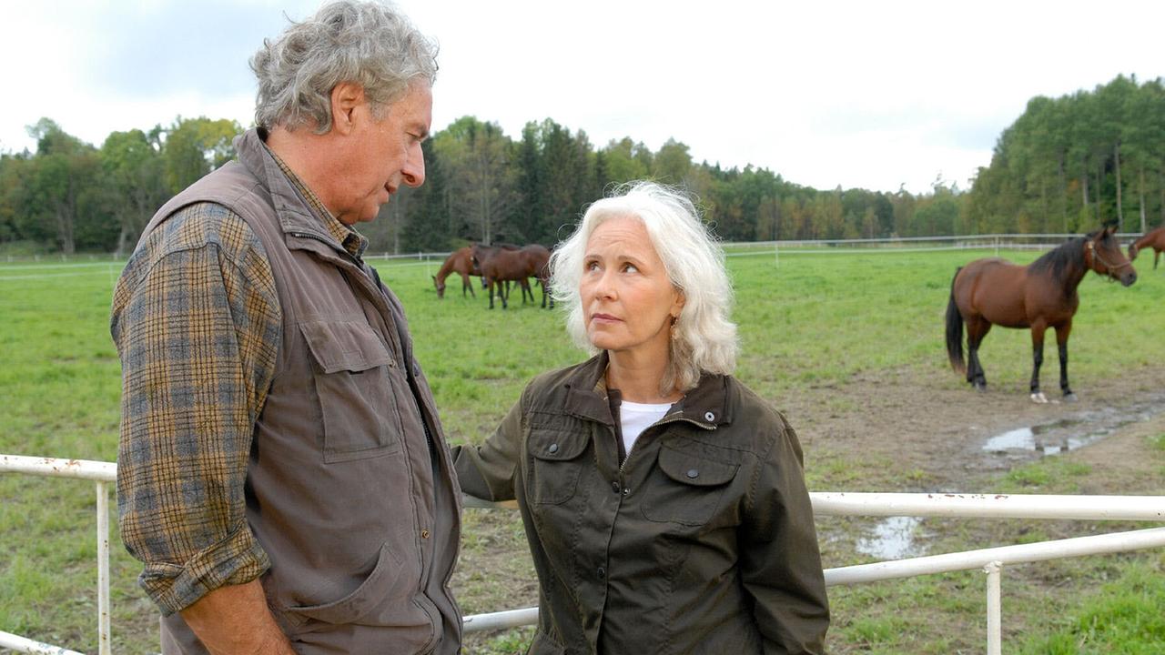 Anna plagen Personalsorgen auf ihrem Guts- und Reiterhof, denn sie vergrault mit ihrer schroffen Art viele Mitarbeiter. Nur ihr langjähriger Verwalter Hilmar hält zu ihr.