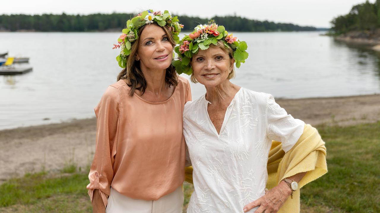 Ilse und Anna mit traditionellem Mittsommer Blumenkranz.