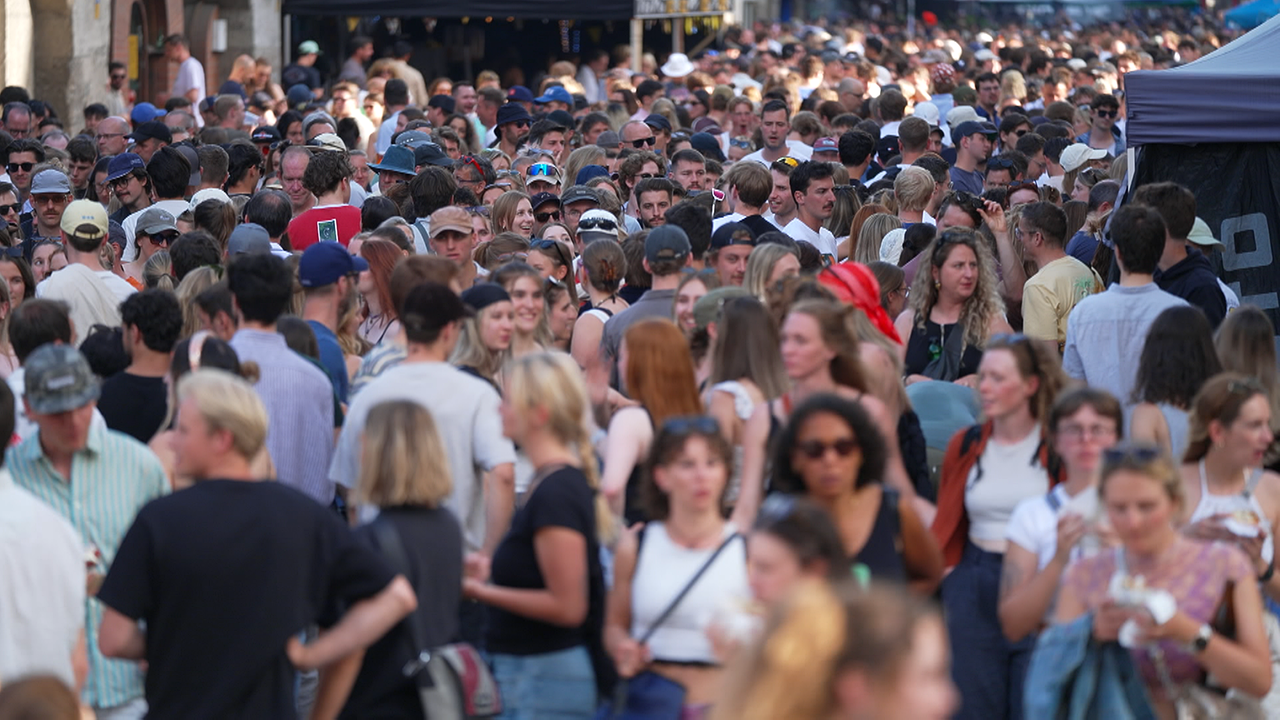 © ORF Tirol/Walter Glatz Besucherinnen und Besucher beim Innsbrucker Bogenfest.