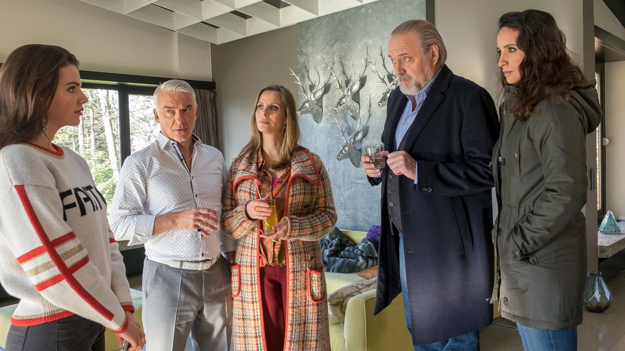 © ORF/ZDF/Erika Hauri Im Bild: Hauptkommissar Richard Voss (Jan-Gregor Kremp, 2.v.r.) und Annabell Lorenz (Stephanie Stumph, r.) erfahren im Zuge der Ermittlungen, dass der Tote vor allem die benachbarte Familie Spechter in den Medien präsent hielt: Simone (Julia Jäger, M.) und Benno (Christoph M. Ohrt, 2.v.l.) als Werbeträger und die älteste Tochter Valerie (Ruby O. Fee, l.) als Influencerin.