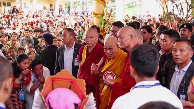Der Dalai Lama inmitten einer großen Menschenmenge.