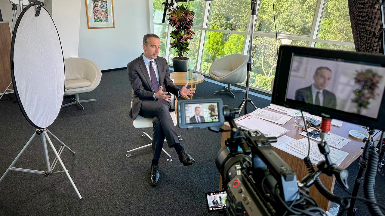 Jahrzehnte in Rot Weiß Rot: Christian Kern (Bundeskanzler 2016-2017, SPÖ) beim Interview