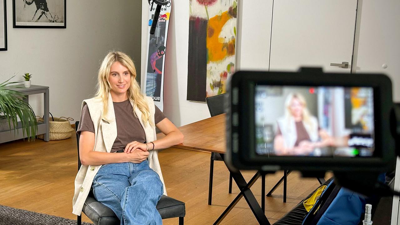 Jahrzehnte in Rot Weiß Rot: Snowboard-Olympiasiegerin Anna Gasser beim Interview