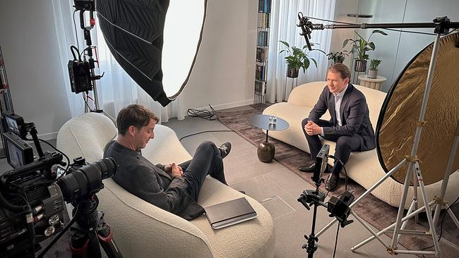 Jahrzehnte in Rot Weiß Rot: Gestalter Gregor Stuhlpfarrer beim Interview mit Sebastian Kurz (Bundeskanzler 2017-2019, 2020-2021, ÖVP)