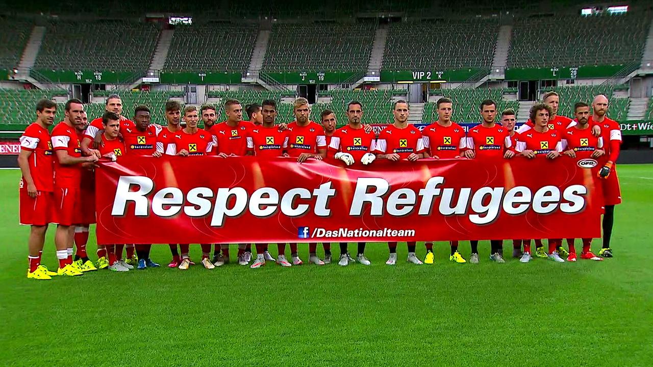 Jahrzehnte in Rot Weiß Rot: Österreichs Fußballnationalmannschaft mit einer politischen Botschaft im September 2015.