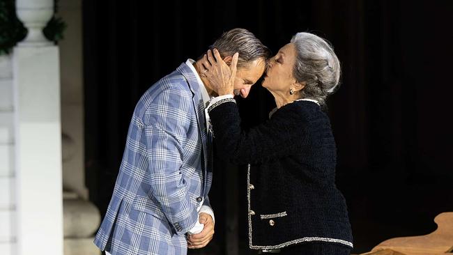 © ORF/Salzburger Festspiele/Monika Rittershaus Daniela Ziegler spielt erstmals Jedermann’s Mutter und küsst auf der Bühne den sich verbeugenden „Jedermann“ Philipp Hochmair liebevoll auf die Stirn.
