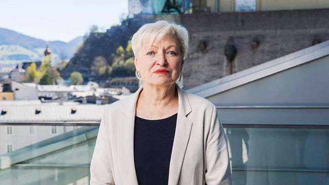 © ORF/SF/Neumayr Leo Karin Bergmann leitet diesen Sommer interimistisch die Geschicke der Festspiele und steht auf einer Terrasse in Salzburg, vor der Festung Hohensalzburg.
