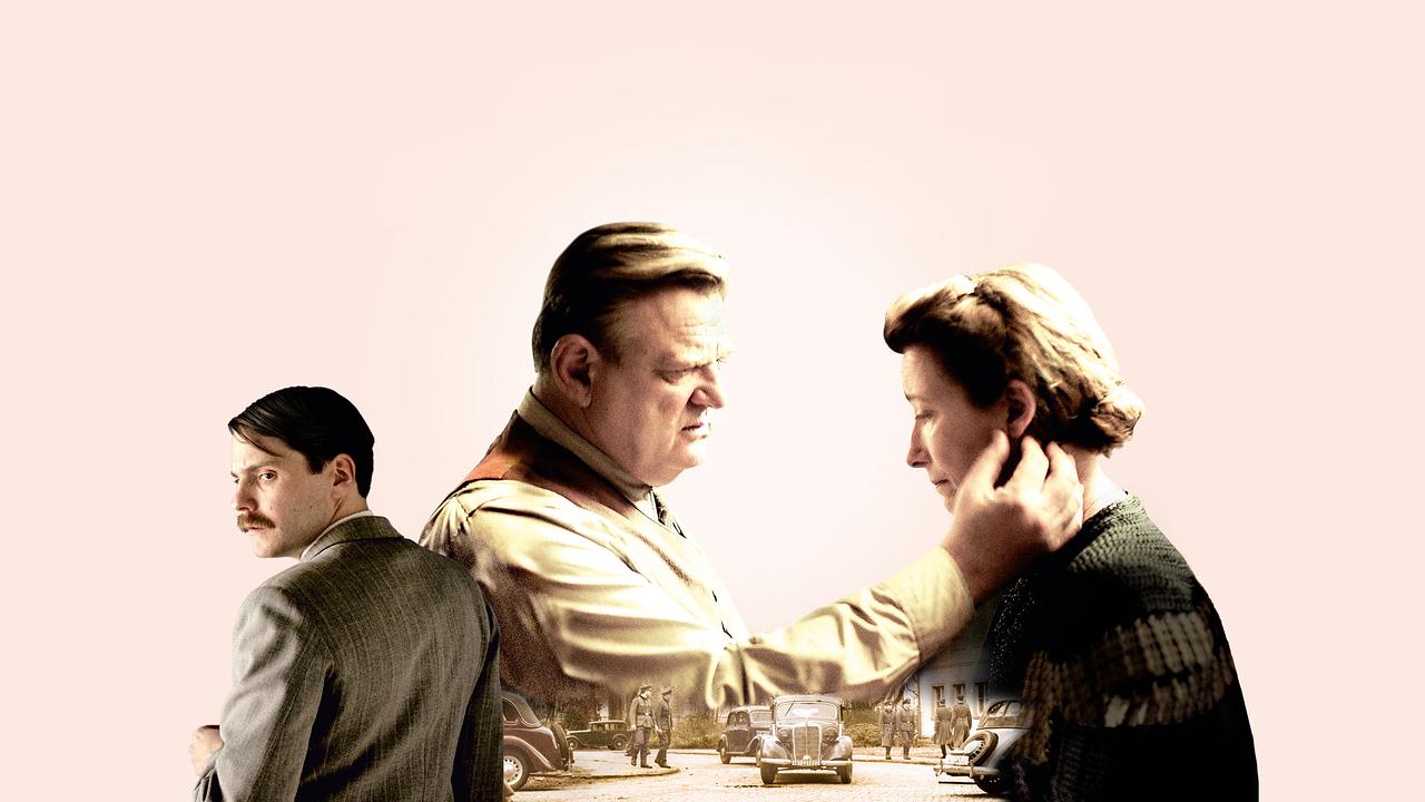 Im Bild: Daniel Brühl (Gestapo-Kommissar Escherich), Brendan Gleeson (Otto Quangel), Emma Thompson (Anna Quangel).
