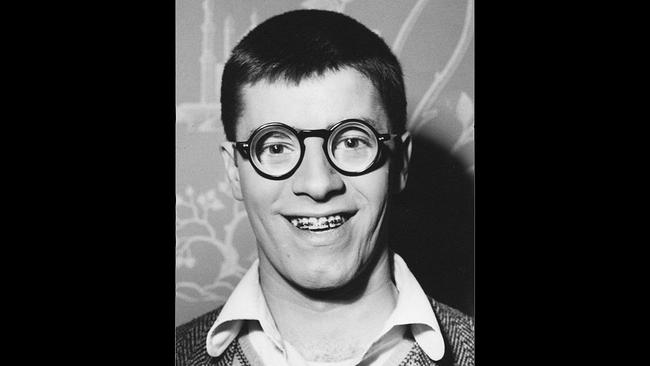 Jerry Lewis in jungen Jahren lächelnd mit Zahnspange