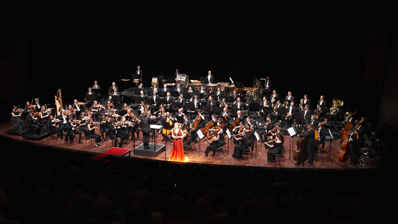 © ORF Tirol/Ferdinand Cibulka Sopranistin Lidia Fridman und das Orchester der Tiroler Festspiele Erl beim Eröffnungskonzert unter der Leitung von Asher Fisch.