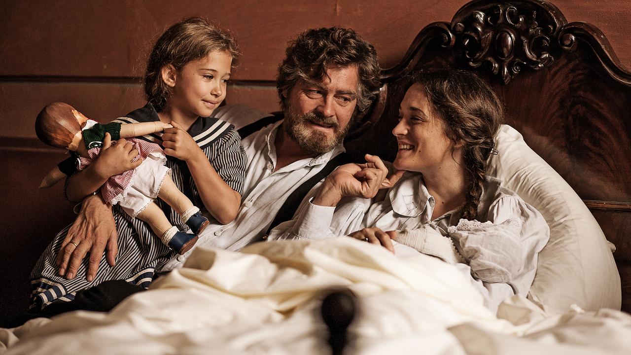 © ORF/epo-film/Jens Hauspurg Käthe Kruse: Helena Schönfelder (Maria), Fritz Karl (Max), Friederike Becht (Käthe)
