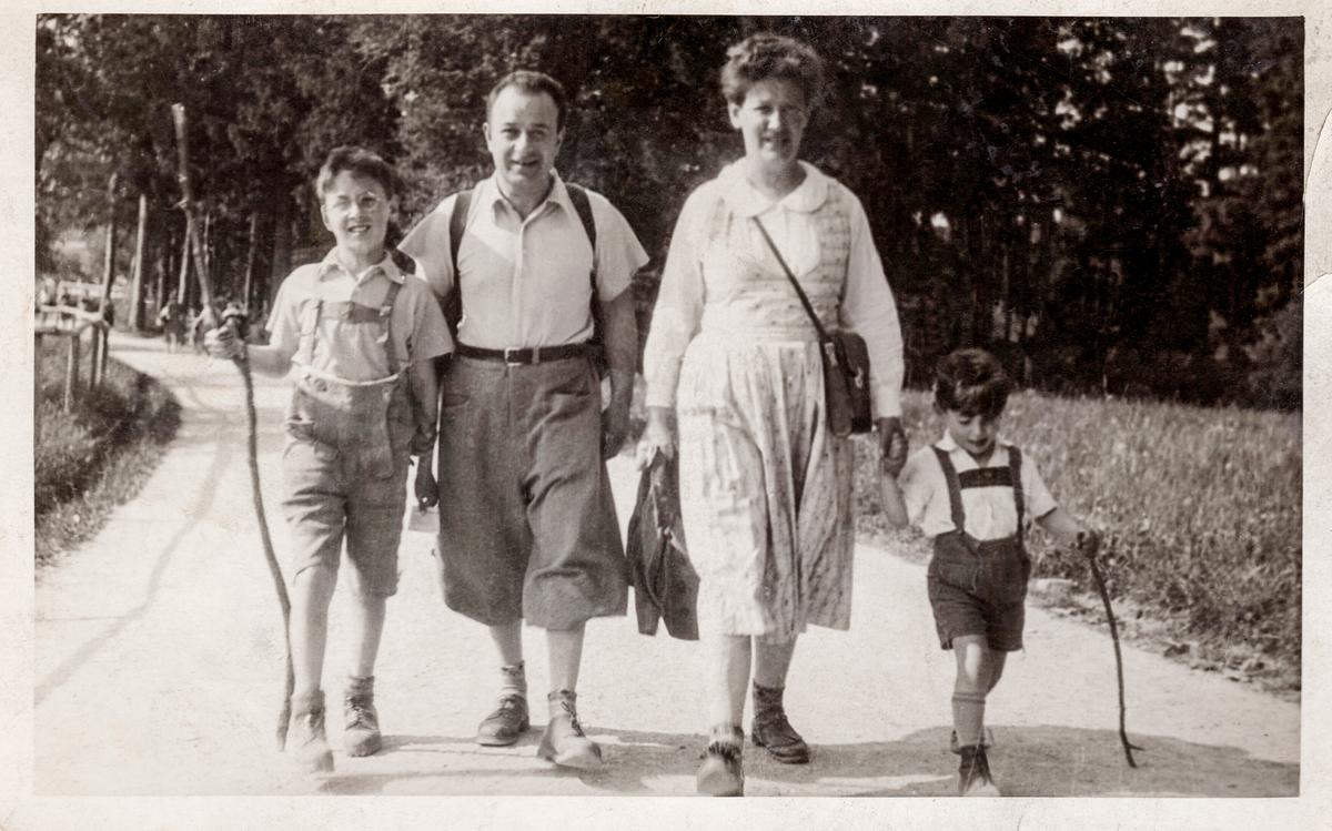 Käthe Leichter - Eine Frau im Widerstand: Familie Leichter bei einer Wanderung, 1934