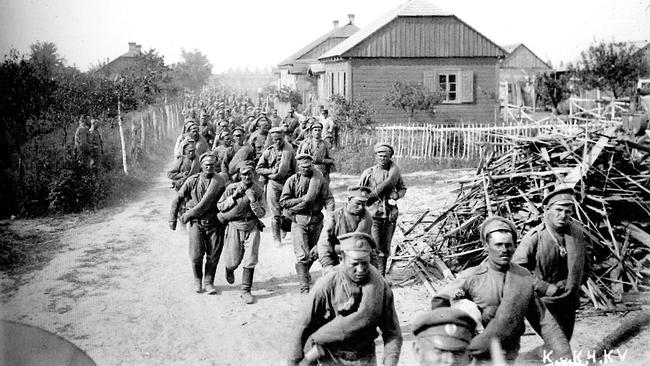 "Kaiser Franz Joseph und der 1. Weltkrieg": Russische Kriegsgefangene in Kowel (Kovel), Wolhynien, vermutl. Mitte Juli 1916.