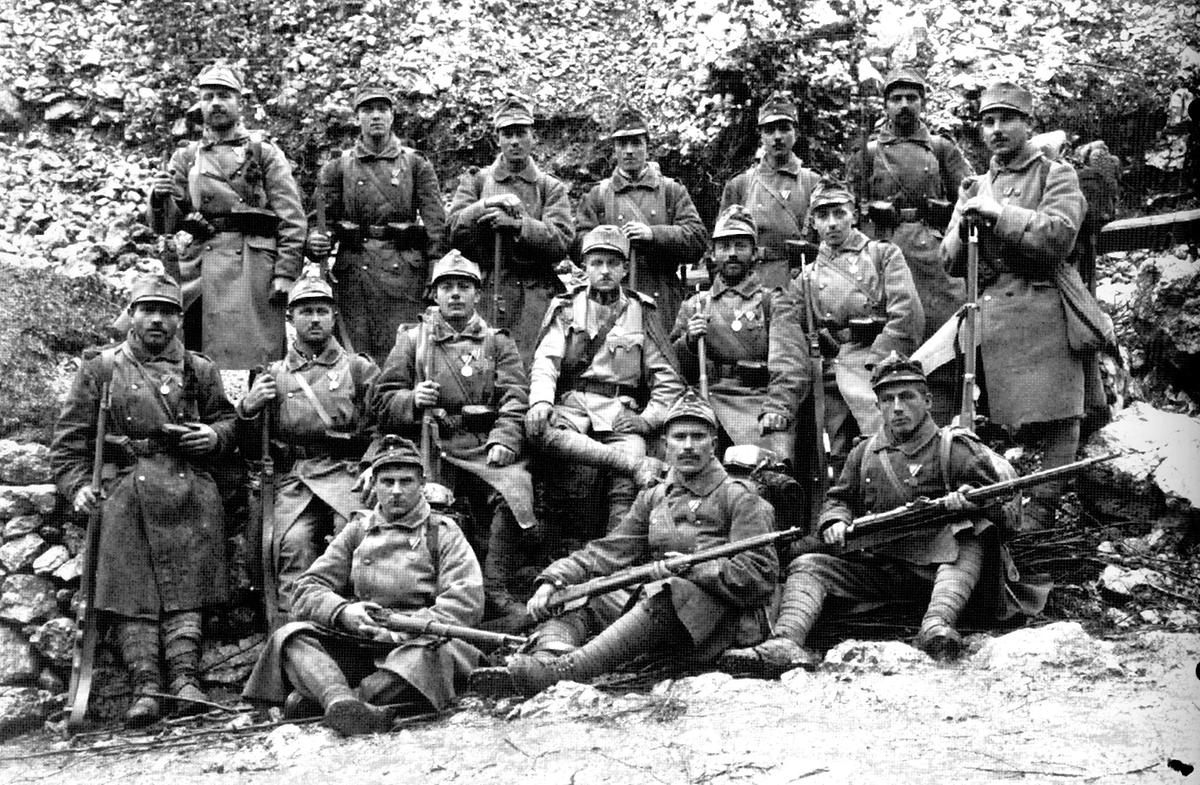 "Kaiser Franz Joseph und der 1. Weltkrieg": Das dekorierte Infanteriebataillon 3/35, aufgenommen vermutlich im September, Oktober 1915 in der Nähe von Tolmein (Tolmin) an der Isonzofront; 5. Armee, Stargl.