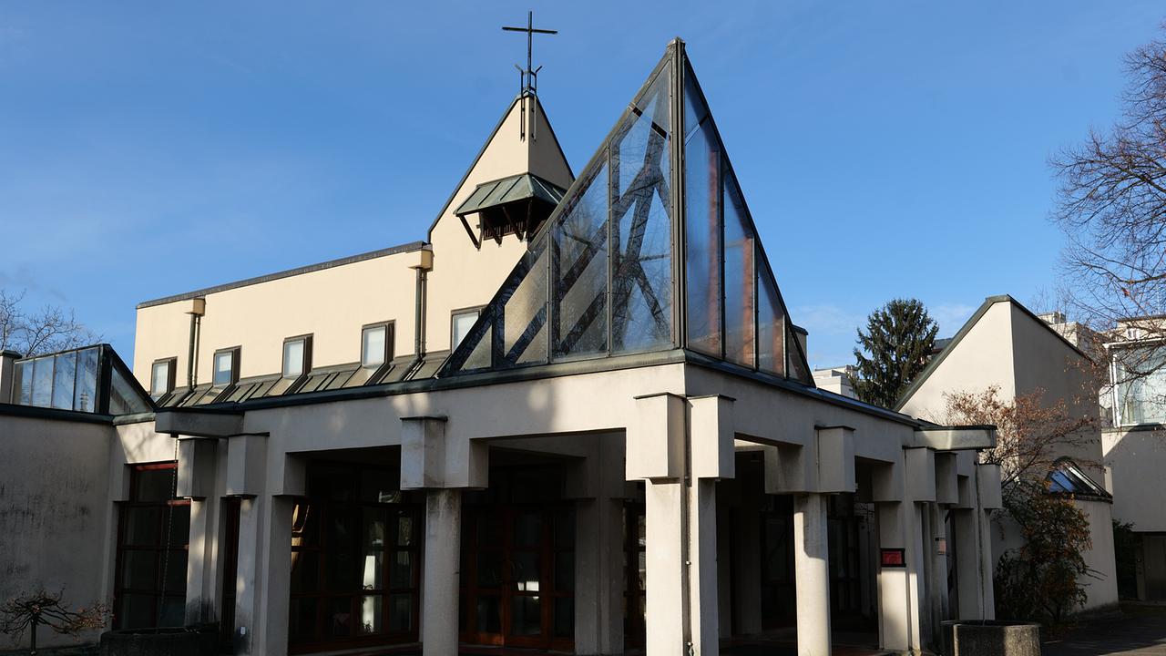 © ORF/Pfarre Graz-Christus der Salvator/Martin Zießler Außenansicht der Salvatorpfarre in Graz bei Sonnenschein