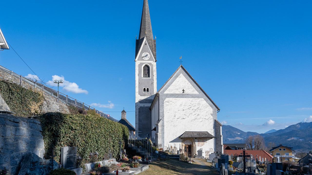 Außenansicht der Pfarrkirche Berg im Drautal bei Sonnenschein