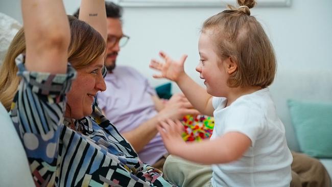 © ORF/Posch TV Filmproduktion/Heinrich Lindmayr Eeine familiäre Alltagsszene, in der ein Emil auf einem Sofa mit Mutter Valerie Schmeiser interagiert und spielerisch die Arme ausstreckt.