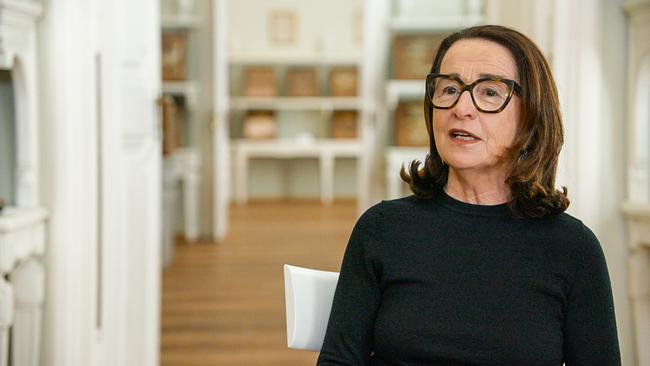 © ORF/Posch TV Filmproduktion/Ursula Merzeder Christiane Druml, Vorsitzende der Bioethikkommission beim Bundeskanzleramt, beim Interview in einem hellen Raum.