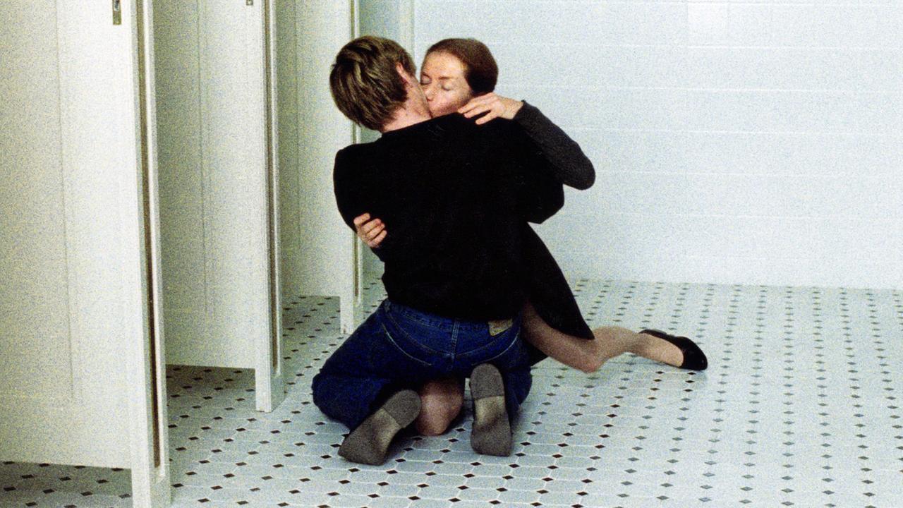 © ORF/WEGA-Film Benoit Magimel küsst Isabelle Huppert knien auf einem gefliesten Boden und küssen sich innig.