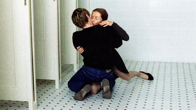 © ORF/WEGA-Film Benoit Magimel küsst Isabelle Huppert knien auf einem gefliesten Boden und küssen sich innig.