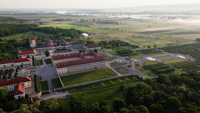 Königliche Gärten: Schloss Hof Luftaufnahme