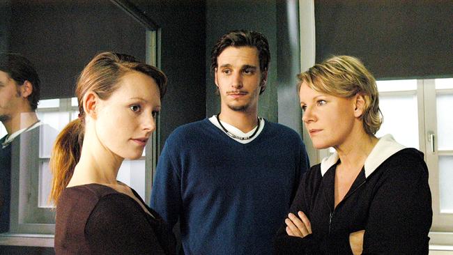 Im Bild (v.li.): Lavinia Wilson (Jasmin Krieger), Max von Thun (Kommissar Fischer), Mariele Millowitsch (Mona Seiler).
