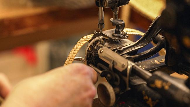 © ORF/Clever Contents Filmproduktion Strohhut-Nähmaschine