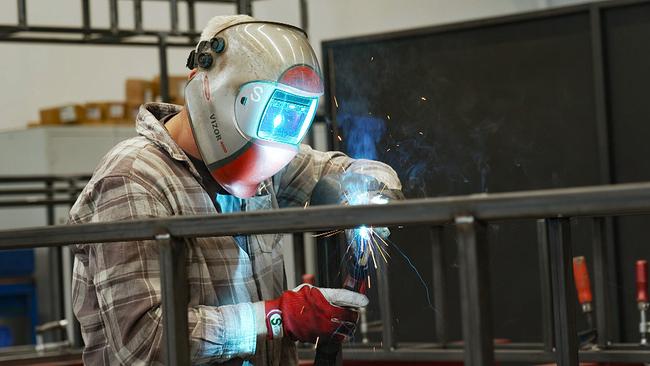 © ORF/Clever Contents Filmproduktion Schlosser mit Maske