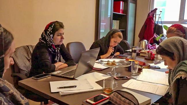 "kreuz und quer: Fünf starke Frauen - Vom Kampf gegen häusliche Gewalt im Iran": Die Aktivistinnen erarbeiten einen Gesetzesentwurf, um Druck auf das iranische Parlament auszuüben.
