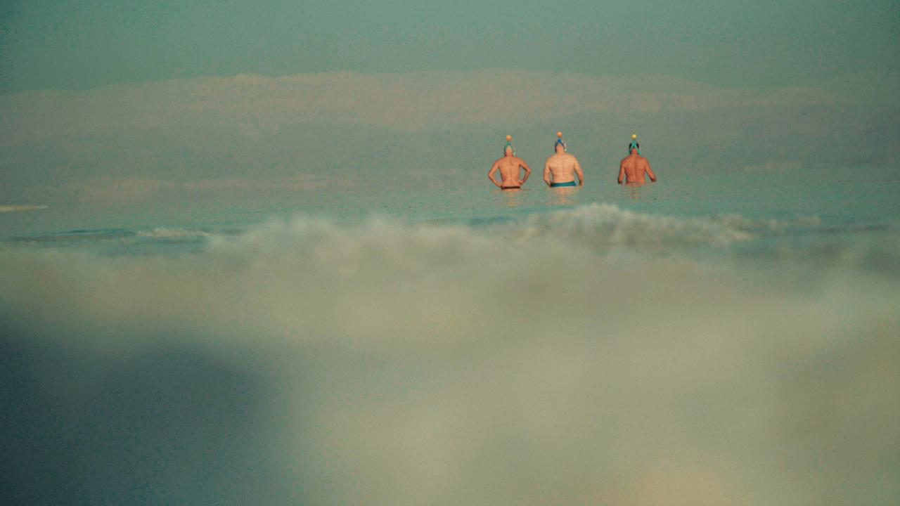 "Die Retter des Toten Meeres": Oded Rahav, Muqeth Mehyar und Yusuf Matari — die drei Männer aus Israel, Jordanien und Palästina wollen gemeinsam das Tote Meer durchschwimmen.