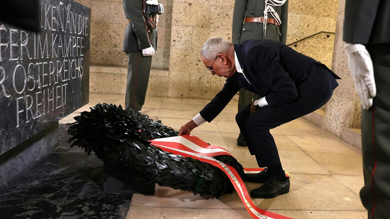 Bundespräsident Alexander Van der Bellen im Rahmen des Nationalfeiertags bei der Kranzniederlegung im Weihraum des Burgtors, am Mittwoch, 26. Oktober 2022 in Wien.