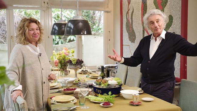 © ORF/Christian Kugler Filmproduktion "kreuz und quer: Fleischeslust und Gaumenfreuden": Haya und Samy Molcho vor der Seder Tafel