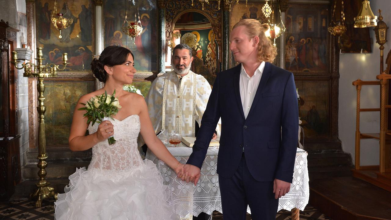 "Kreuzfahrt ins Glück: Hochzeitsreise nach Kreta": Fotini (Yeliz Simsek) und Alexis Panagolis (Felix Everding) geben sich erneut das Jawort, dieses Mal traditionell griechisch.