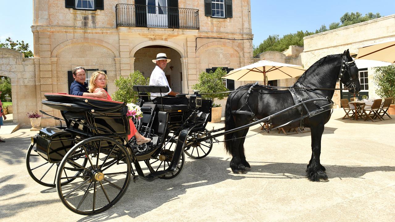 "Kreuzfahrt ins Glück: Hochzeitsreise nach Menorca": Die Hochzeitsreise von Iga (Karolina Lodyga) und Hans (Helmut Zierl) führt die beiden nach Menorca.