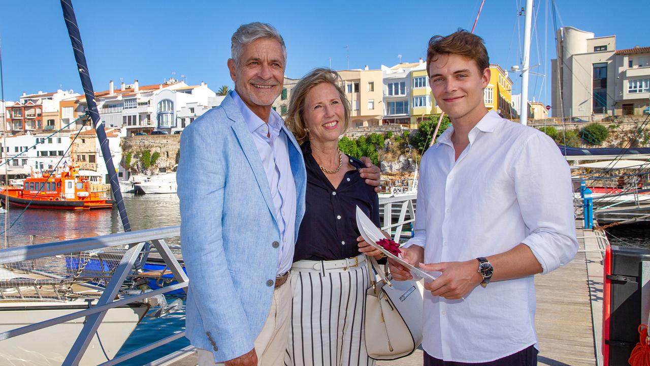 "Kreuzfahrt ins Glück: Hochzeitsreise nach Menorca": Auf Menorca gratulieren Sanne (Petra Zieser, m.) und Peter (Dietrich Adam, l.) ihrem Sohn Mark (Gerrit Klein, r.) zur Hochzeit.