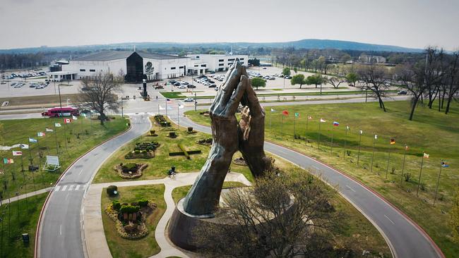 Die riesigen tonnenschweren "betenden Hände" stehen auf dem Gelände einer ultrareligiösen Universität in Tulsa.