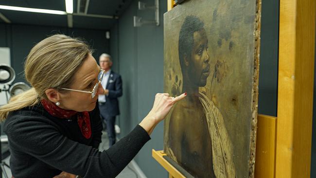© ORF/Interspot Film Katja Sterflinger, Leiterin des Instituts für Naturwissenschaften und Technologie in der Kunst in Wien, untersucht das Gemälde