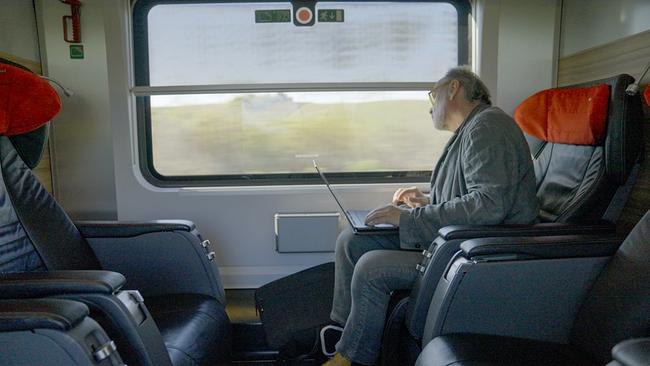 © ORF/Interspot Film Alfred Weidinger im Zugabteil