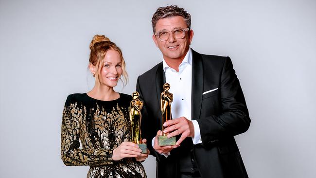 © ORF/Roman Zach-Kiesling Mirjam Weichselbraun und Hans Sigl, beide festlich gekleidet, posieren mit der Romy-Statue in ihren Händen.