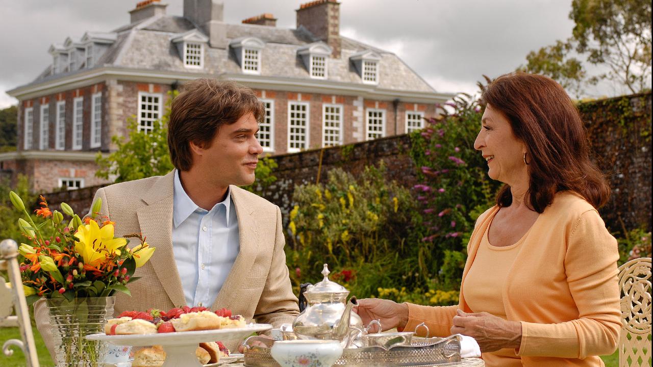 © ORF/ZDF/Jon Ailes Tom ist überglücklich und teilt seiner Mutter Alicia seine Zukunftspläne mit.