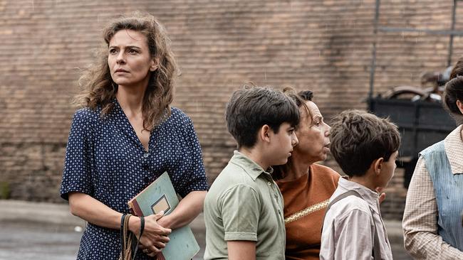 Die römische Volksschullehrerin Ida Mancuso  schlägt sich durch ihr Leben in Krieg und Faschismus in der italienischen Hauptstadt.