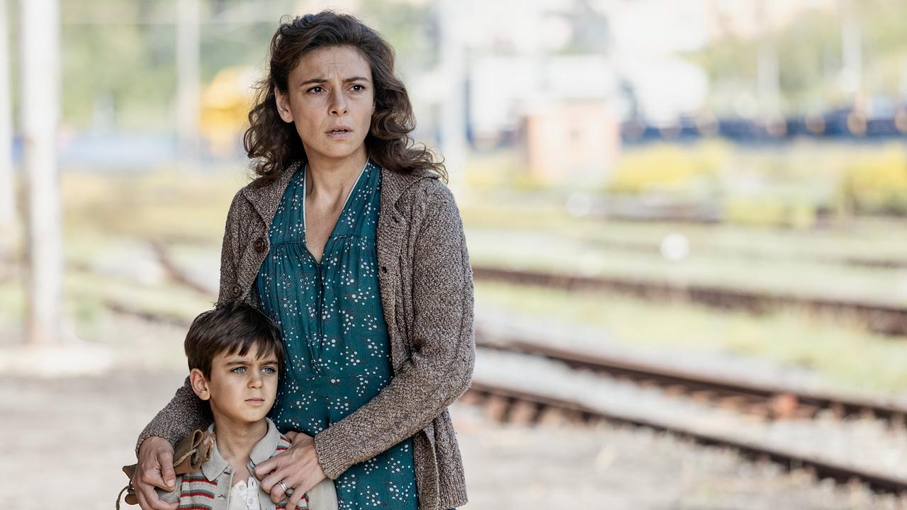 © ORF/Rai Fiction/Picomedia/Thalie Images/Beta Film/Maila Iacovelli, Fabio Zayed Ida und Useppe sind fassungslos, als sie Zeugen der Deportation der jüdischen Bevölkerung Roms werden.