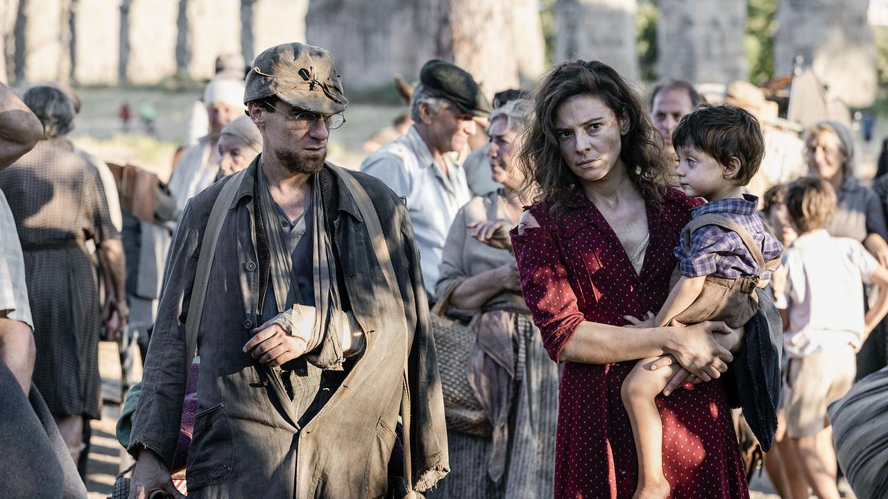© ORF/Rai Fiction/Picomedia/Thalie Images/Beta Film/Maila Iacovelli, Fabio Zayed Ida Mancuso muss mit ihrem kleinen Sohn Useppe Rom verlassen und kommt in einer Notunterkunft in Pietralata auf dem Land unter. Unterwegs lernt sie den verletzten Arbeiter Eppetondo kennen.
