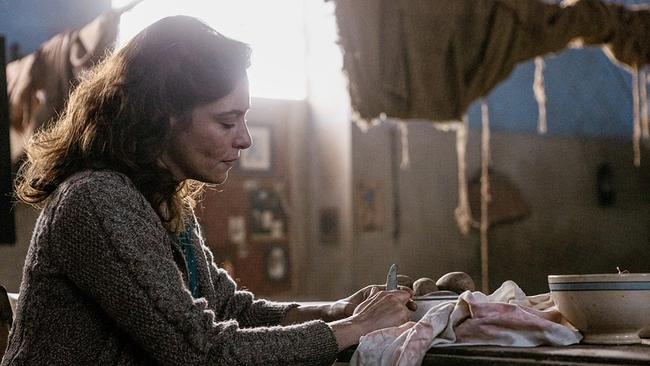 © ORF/Rai Fiction/Picomedia/Thalie Images/Beta Film/Maila Iacovelli, Fabio Zayed Ida führt ein kärgliches Leben in der Notunterkunft für Flüchtlinge in Pietralata.