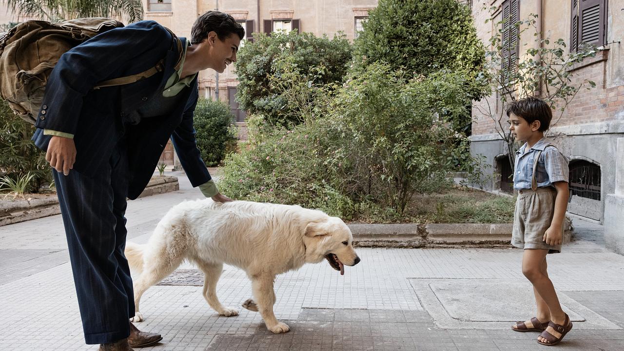 © ORF/Rai Fiction/Picomedia/Thalie Images/Beta Film/Maila Iacovelli, Fabio Zayed Nino bringt seinem kleinen Bruder Useppe einen Hund mit.