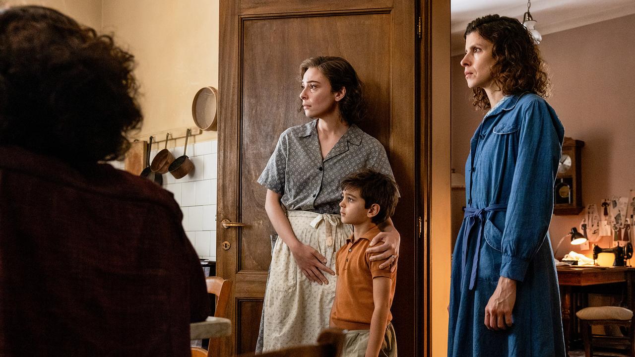 © ORF/Rai Fiction/Picomedia/Thalie Images/Beta Film/Maila Iacovelli, Fabio Zayed Ida und Useppe in der Wohnküche der Schneiderin Serafina.